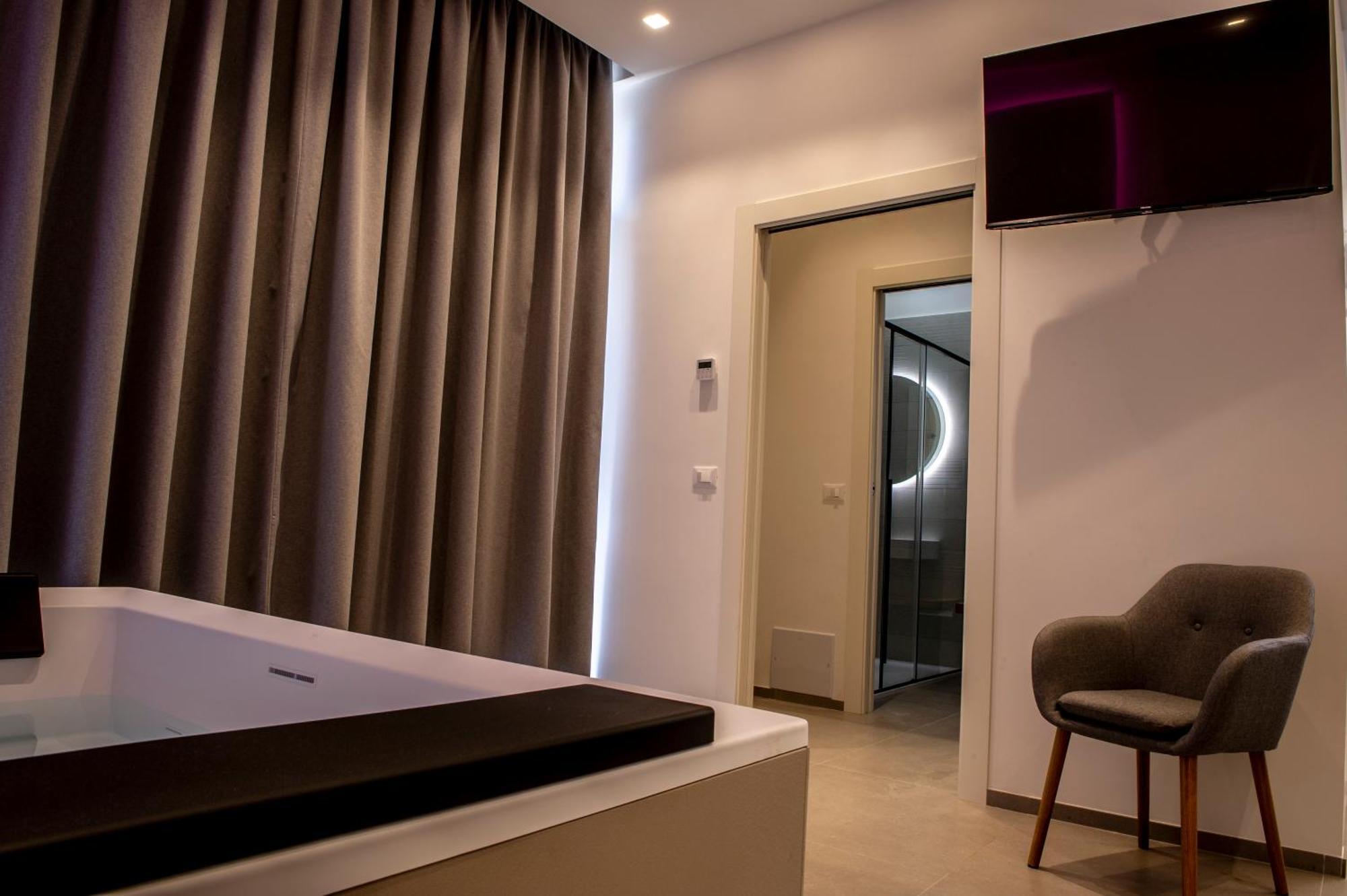 Alipa With Jacuzzi Apartment